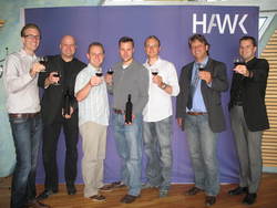 Sto&szlig;en mit HAWK-Wein an: (v.l.n.r.) HAWK-Gr&uuml;ndercoach Tim Bauer, Ingo Poppe, Christian K&