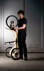 Marcel Heise vom HAWK-Team Rennholz mit dem Leichtbau-Fahrzeug aus Aluminium und Formholz