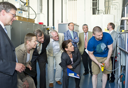 Pr&auml;sentation im Labor f&uuml;r Plasmatechnik der Fakult&auml;t Naturwissenschaften und Technik: