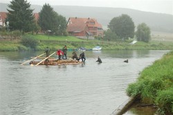 Werbung f&uuml;r die Forstwirtschaft: Studenten befahren die Weser dem selbstgebauten Flo&szlig; (un