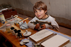 Junge r&uuml;hrt Pigmente an