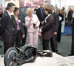 Ministerin Wanka am HAWK-Akkuracer auf der Hannover-Messe