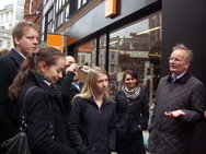 Holzmindener Studierende mit Gerhard Kemper, Honorarprofessor der HAWK, in der Londoner Oxford Stree