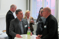Bei dem anschlie&szlig;enden Imbiss fand ein reger Austausch zwischen dem Referenten und den Teilneh