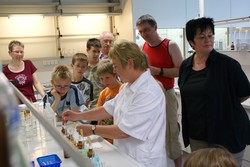 Spannende Laborf&uuml;hrungen lockten gro&szlig;e und kleine Besucher.