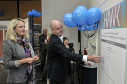 Vizepr&auml;sidentin Prof. Dr. Annette Probst und Professor Stefan W&ouml;lwer setzen die blauen Pun