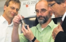 Prof. Schalz mit Thomas Gerlach (links) und Eckhard Fangmeier (beide Fa. Mahr)