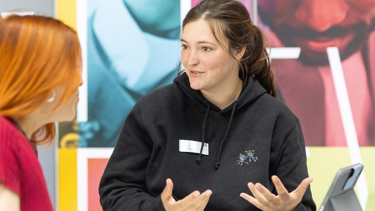 Studentin informiert ratsuchende Person